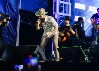 Vibra la Plaza 28 de Julio con Carín León