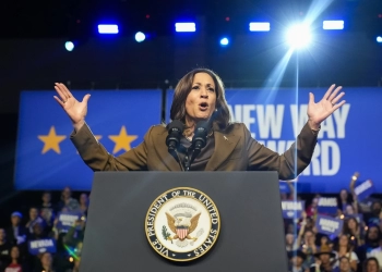 Kamala Harris se burla de Trump en evento de recaudación de fondos en Los Ángeles