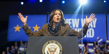 Kamala Harris se burla de Trump en evento de recaudación de fondos en Los Ángeles