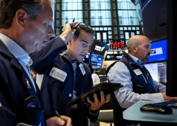 Wall Street muestra rendimientos mixtos; destaca avance de Apple