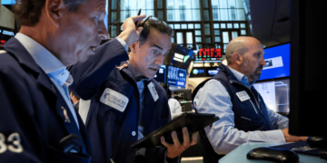 Wall Street muestra rendimientos mixtos; destaca avance de Apple