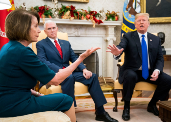 Donald Trump llama "enemigos internos" a Nancy Pelosi y Adam Schiff