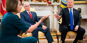 Donald Trump llama "enemigos internos" a Nancy Pelosi y Adam Schiff