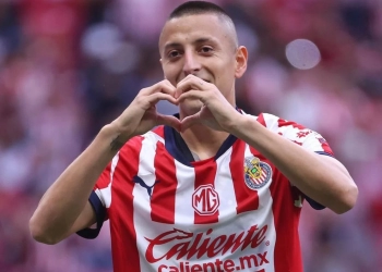 “Piojo” Alvarado, el jugador de Chivas que lanzó explosivo a la prensa; pide disculpas