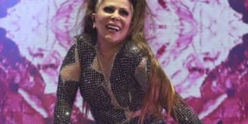 ¿Cómo sucedió? Alejandra Guzmán sufre aparatosa caída en el aeropuerto