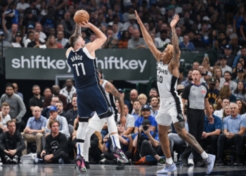 Luka Doncic y Mavericks obtienen triunfo frente a San Antonio