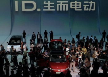 Adopta la UE aranceles de hasta 35.3% a vehículos eléctricos chinos