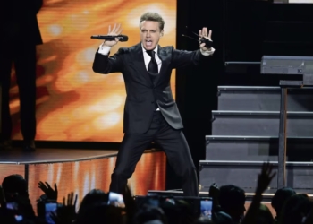 Cancela Luis Miguel su penúltimo concierto en la Arena CDMX