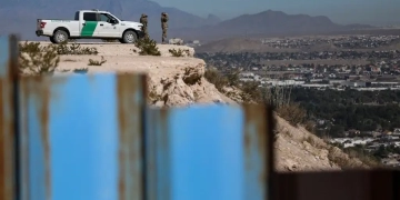 Celebra la Casa Blanca desplome de 55% en los cruces de migrantes