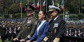 Rinden Fuerzas Armadas honores plenos a Claudia Sheinbaum como Comandanta Suprema