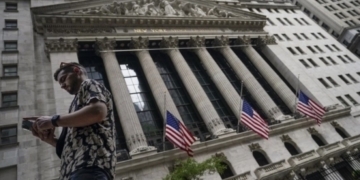 Continúa al alza el dólar a nivel mundial y el petróleo