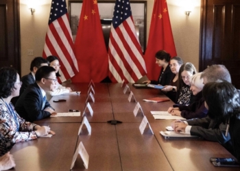 Expresa China preocupación por aranceles y sanciones en reunión con EE.UU.