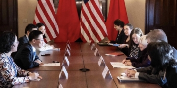 Expresa China preocupación por aranceles y sanciones en reunión con EE.UU.