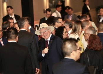 Ken Salazar evita comentar sobre el proceso de la reforma judicial