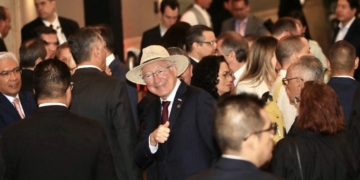 Ken Salazar evita comentar sobre el proceso de la reforma judicial