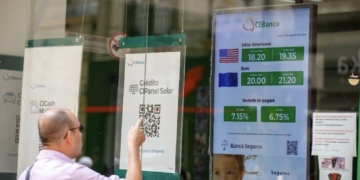 Peso mexicano se mantiene volatilidad; inicia jornada en 20.11 por dólar