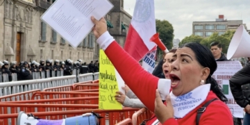 Protestan trabajadores del PJF frente a Palacio Nacional; piden diálogo con Claudia Sheinbaum