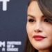 Expone Selena Gomez su rostro al natural con un brote de acné