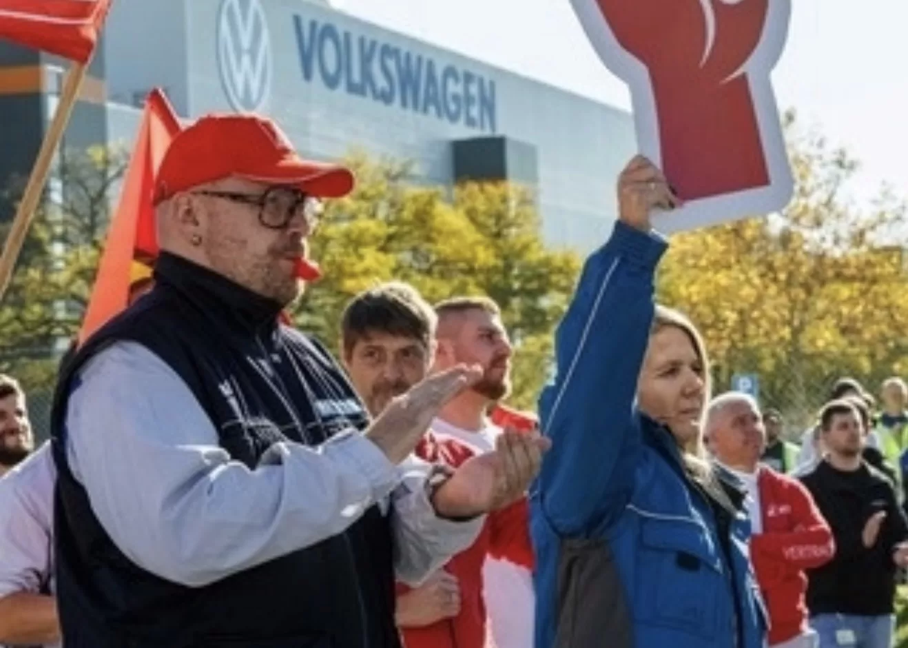 Planea Volkswagen cerrar al menos tres plantas en Alemania