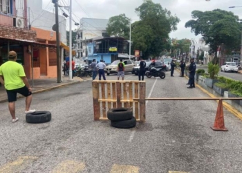Bloquean avenida Paseo Tabasco por falta de luz
