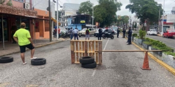 Bloquean avenida Paseo Tabasco por falta de luz