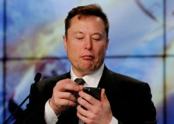 ¿Elon Musk ahora fabricará celulares con Tesla? Esta es la advertencia a Apple y Google