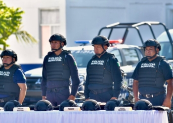Equipa Javier May a policías con patrullas y torres de vigilancia