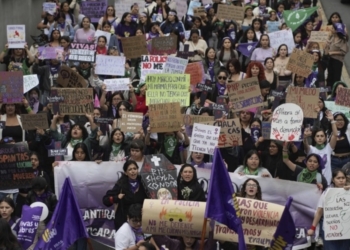 Exigen peruanos con caminata detener violencia contra la mujer
