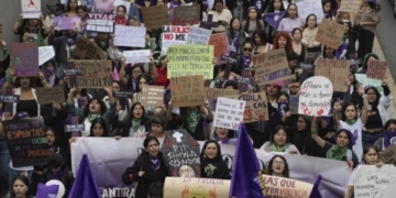 Exigen peruanos con caminata detener violencia contra la mujer