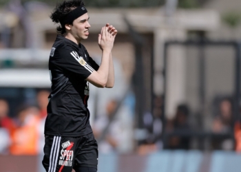 Spreen, el streamer que se incorporó como titular del Deportivo Riestra