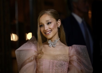 Bajo los reflectores y en plena evolución, Ariana Grande se encuentra en una encrucijada profesional. A los 31 años y en la cima de su carrera en el pop, la cantante y actriz ha revelado algo que sacudió a sus seguidores en un giro inesperado: planea reducir drásticamente su ritmo en la música para dedicarse al teatro, su pasión inicial. Este nuevo capítulo para Grande, impulsado por su rol en la próxima película de Wicked, le ha permitido redescubrir sus raíces artísticas y replantear sus prioridades profesionales.