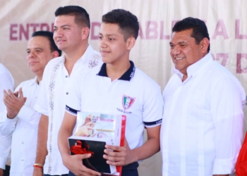 Entregan Javier May y Ovidio Peralta tabletas a alumnos de secundaria en Tabasco