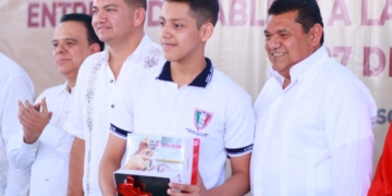 Entregan Javier May y Ovidio Peralta tabletas a alumnos de secundaria en Tabasco