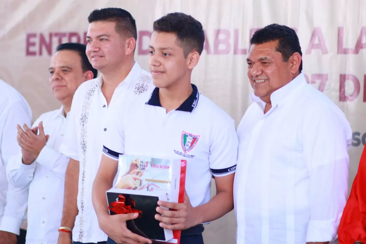 Entregan Javier May y Ovidio Peralta tabletas a alumnos de secundaria en Tabasco
