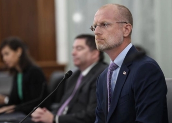 Nombra Donald Trump a Brendan Carr como director de Comunicaciones