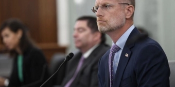 Nombra Donald Trump a Brendan Carr como director de Comunicaciones