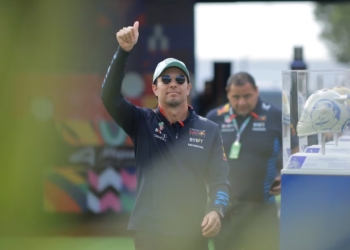 Ha sido injusta la F1 con Checo Pérez, señala Alberto Longo, cofundador de la Fórmula E