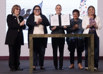 Claudia Sheinbaum firma decreto para garantizar derechos de mexicanas en Constitución
