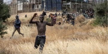 Aprueba gobierno español reforma para regularizar a 900 mil migrantes