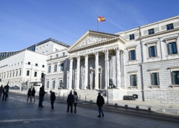 Aprueba gobierno español reforma fiscal que elimina impuesto especial a energéticas