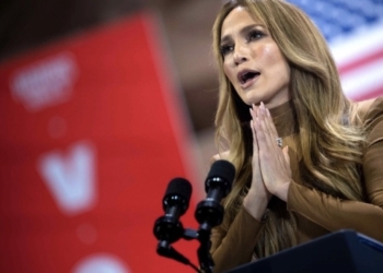 Llama Jennifer Lopez a mujeres y latinos a votar por Kamala Harris