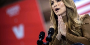 Llama Jennifer Lopez a mujeres y latinos a votar por Kamala Harris