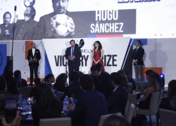 Recibe Hugo Sánchez premio 'Leyenda' en la primera edición de los Victory Prize México
