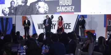Recibe Hugo Sánchez premio 'Leyenda' en la primera edición de los Victory Prize México