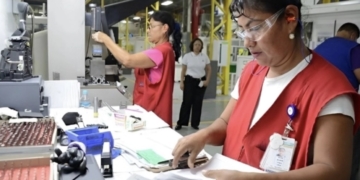 Indicador de actividad manufacturera decreció en octubre, señala el Inegi