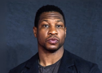 Retira ex novia de Jonathan Majors demanda civil en su contra por agresión y difamación