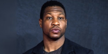 Retira ex novia de Jonathan Majors demanda civil en su contra por agresión y difamación