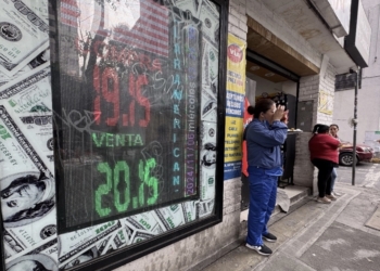 Peso mexicano se mantiene operando con volatilidad