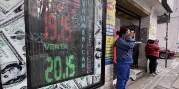 Peso mexicano se mantiene operando con volatilidad