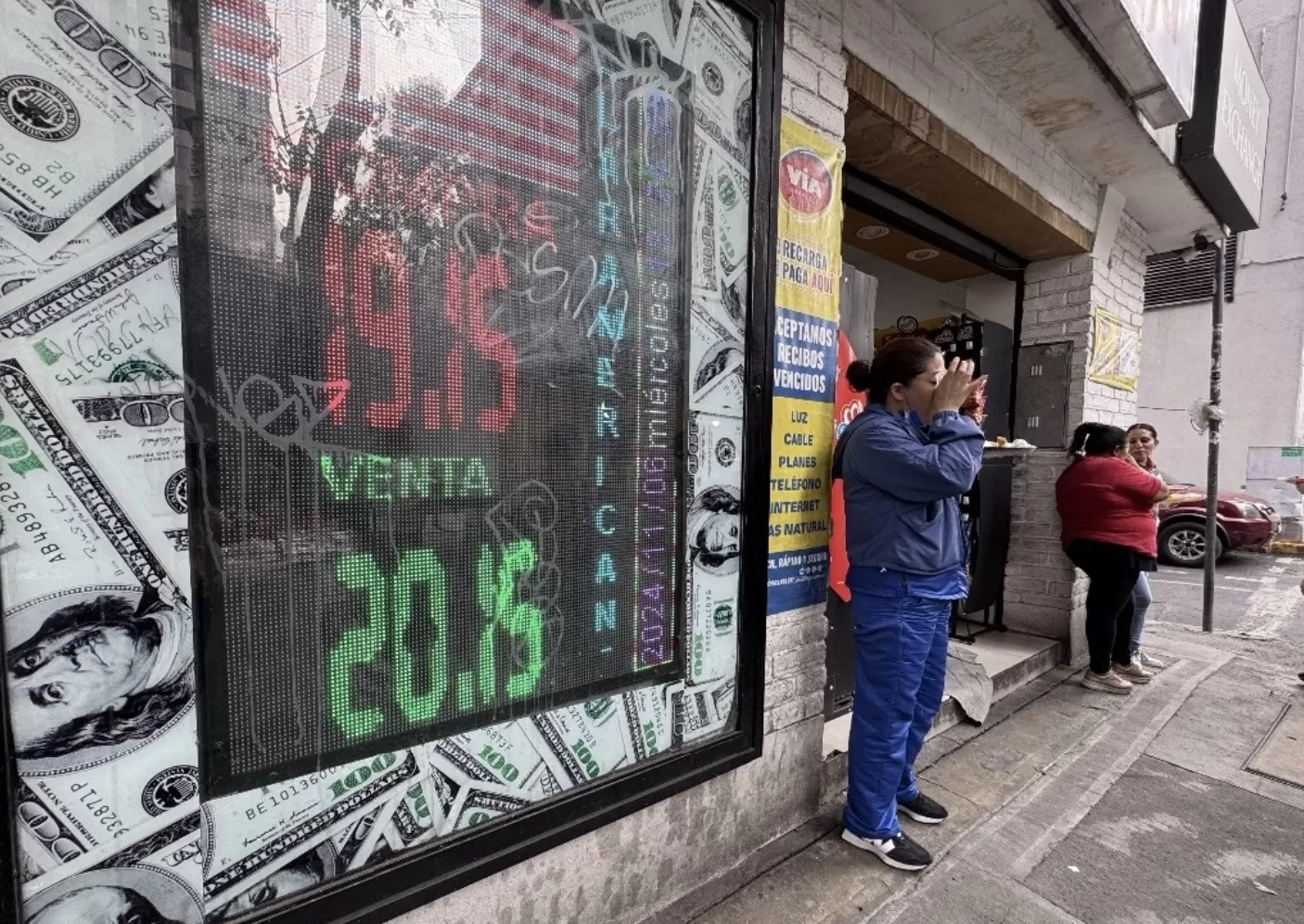 Peso mexicano se mantiene operando con volatilidad